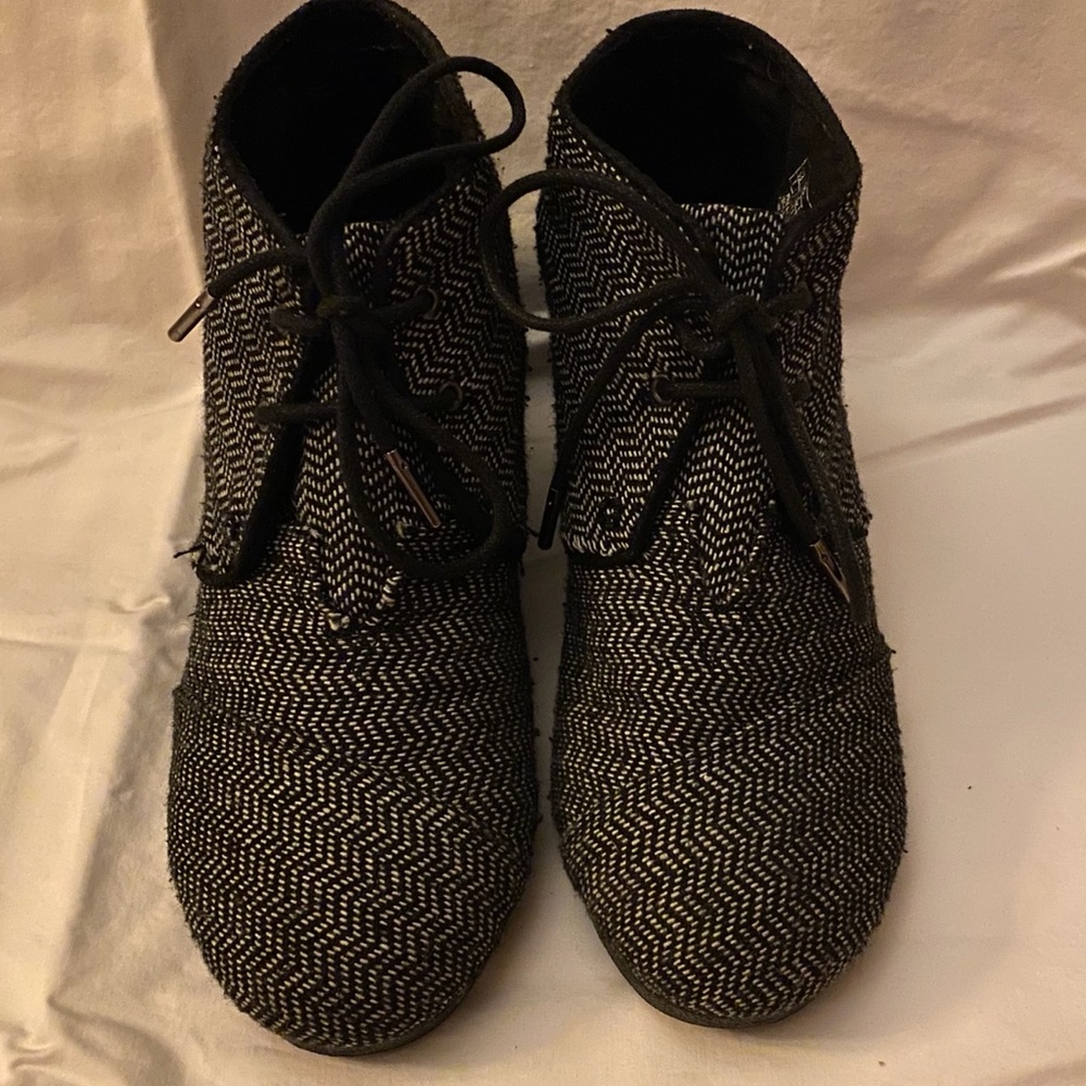 Tom’s wedge sole shoe